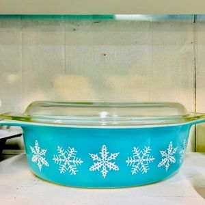 Vintage Pyrex Snowflake casserole dish with Lid.